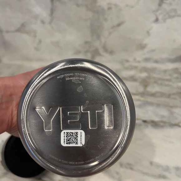 Yeti 46oz water bottle - yellow - Picture 3 of 3